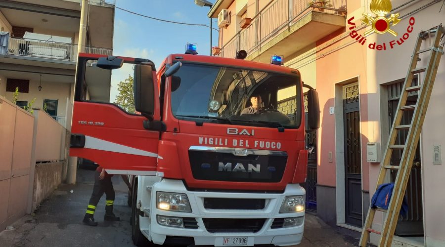 Pedara, paura per un incendio divampato in una abitazione