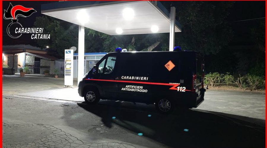 Abbandona residuato bellico in un distributore di benzina preannunciandone l’esplosione. Arrestato