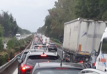 A18, auto fuori controllo nei pressi del casello di Giarre