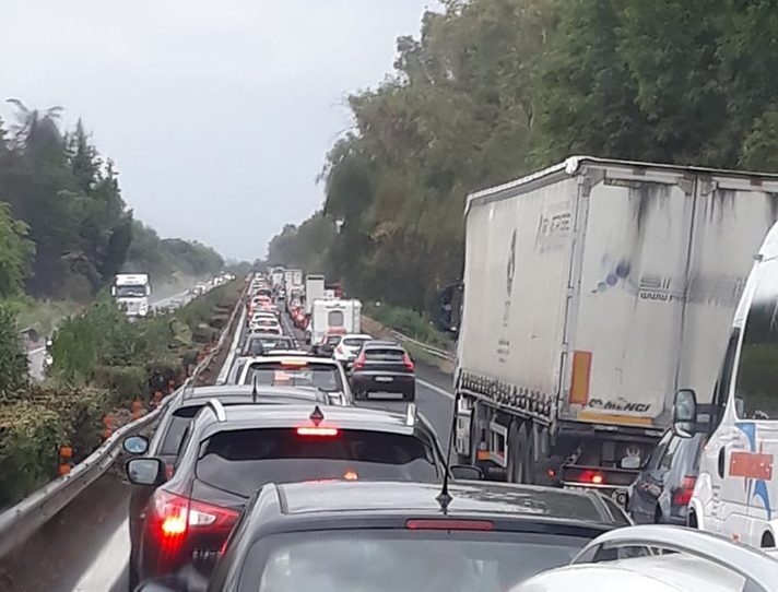 A18, auto fuori controllo nei pressi del casello di Giarre