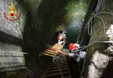 Caltagirone, Vigili del fuoco salvano un cane finito dentro un pozzo