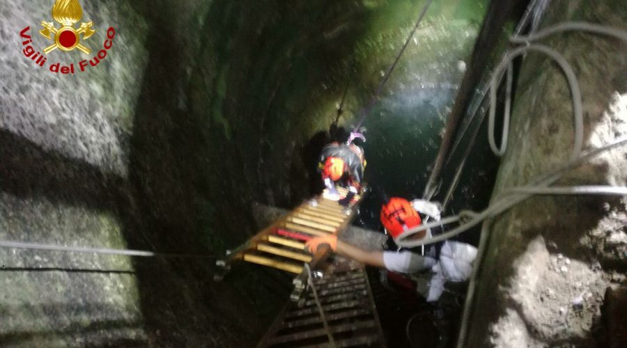 Caltagirone, Vigili del fuoco salvano un cane finito dentro un pozzo