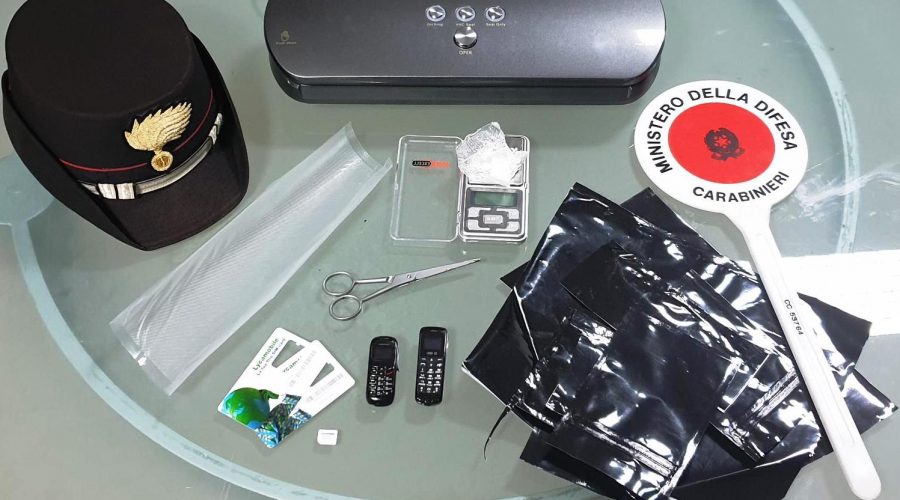 Catania, continuava a spacciare agli arresti domiciliari: arrestato