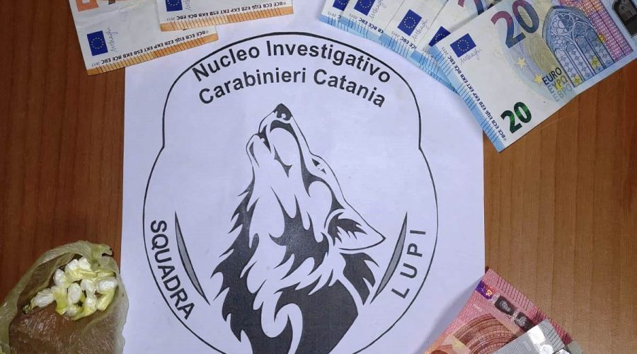 Acireale, preso spacciatore in un negozio di corso Savoia