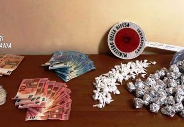 Catania, piazzava &ldquo;coca&rdquo; e &ldquo;erba&rdquo; in via Ustica: pusher in manette