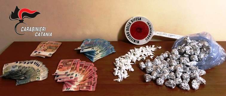 Catania, piazzava “coca” e “erba” in via Ustica: pusher in manette
