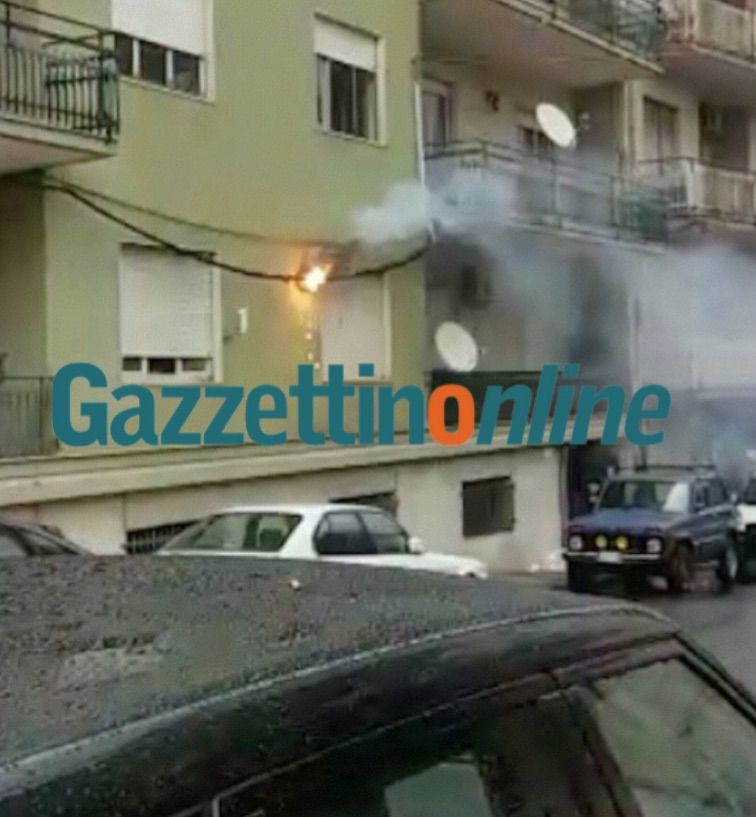 Giarre, a fuoco cavo della pubblica illuminazione: panico in via Quintino Sella VD