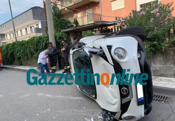 Giarre, auto si ribalta in via Michele Federico Sciacca VIDEO