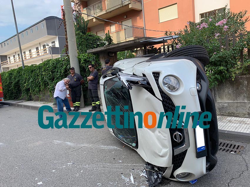 Giarre, auto si ribalta in via Michele Federico Sciacca VIDEO