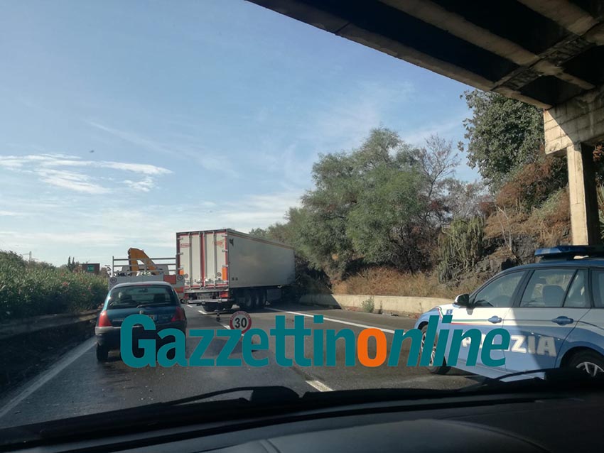 A18, tir sbanda tra Giarre e Acireale: traffico paralizzato