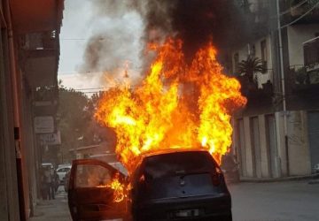 Giarre, a fuoco Fiat Punto nella zona residenziale di via Capuana