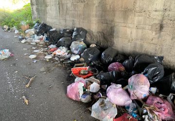 Mascali, emergenza rifiuti sulle strade provinciali. Il sindaco: &rdquo;Accelerare su convenzione con l&rsquo;ex Provincia&rdquo;