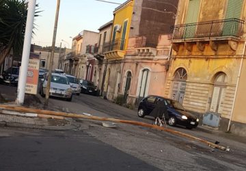 Giarre, autoarticolato abbatte un palo della pubblica illuminazione. Intervento di Vigili del fuoco e Cc