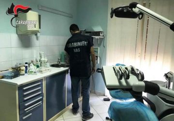 Biancavilla, carabinieri del Nas scoprono odontotecnico che esercita come dentista: denunciato VIDEO