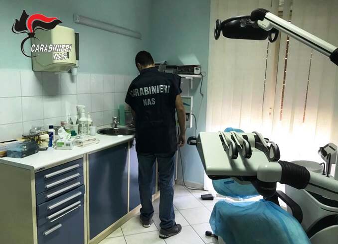 Biancavilla, carabinieri del Nas scoprono odontotecnico che esercita come dentista: denunciato VIDEO