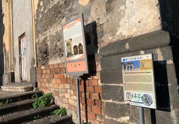 Giarre, quella chiesa dalla doppia identit&agrave;. Pannelli contraddittori davanti l&rsquo;ingresso