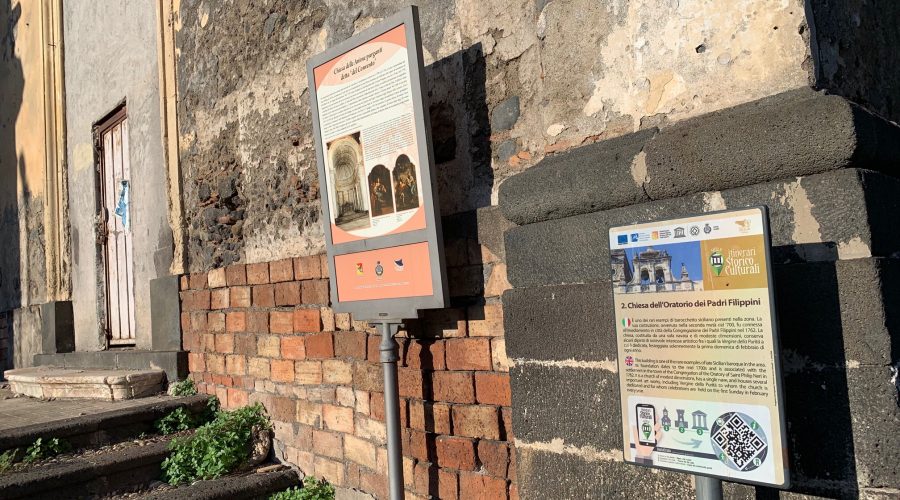 Giarre, quella chiesa dalla doppia identità. Pannelli contraddittori davanti l’ingresso