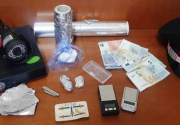 Catania, presi tre spacciatori mentre confezionavano droga in casa.