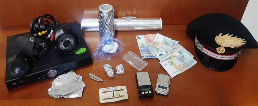 Catania, presi tre spacciatori mentre confezionavano droga in casa.