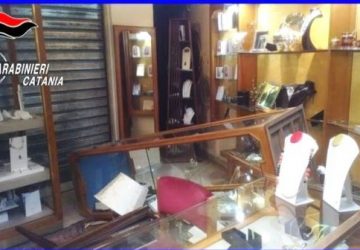 Mascalucia, assaltano gioielleria di via Etnea: catturati due rapinatori