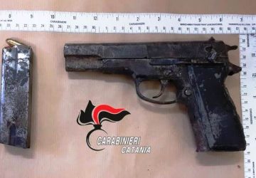 Catania, rinvenuta pistola in un terrazzo di via Piombai