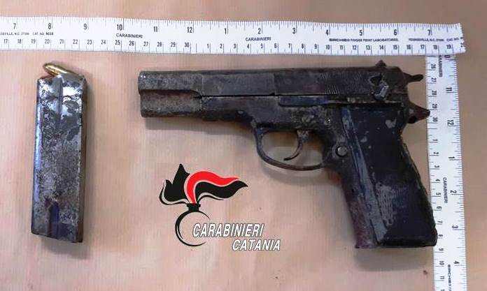 Catania, rinvenuta pistola in un terrazzo di via Piombai
