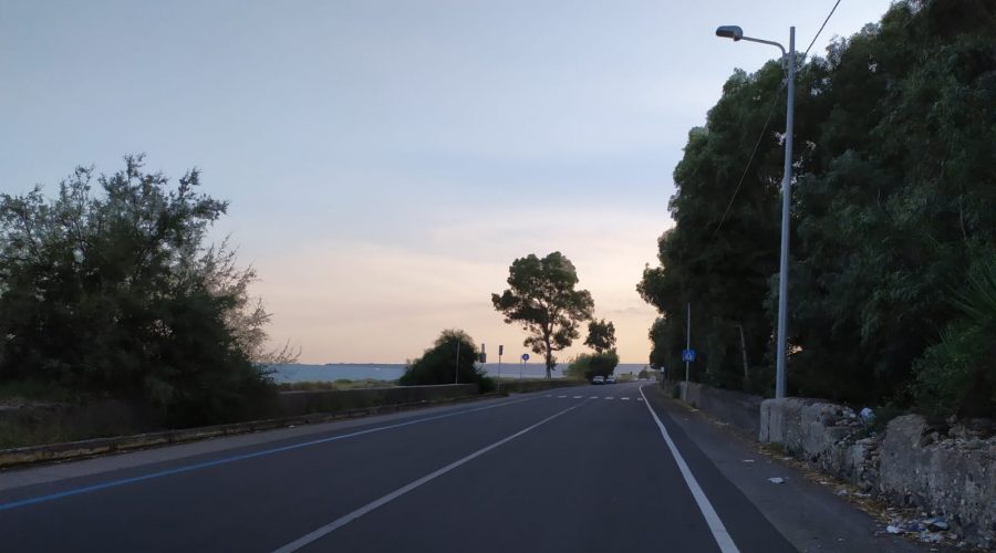Sicurezza stradale a Fiumefreddo di Sicilia: lungomare e via Marina al buio da mesi
