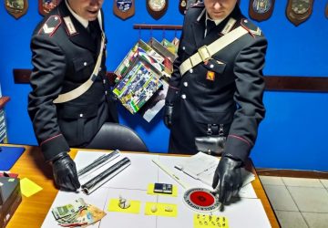 Roccalumera, spacciava cocaina in casa: arrestato 30enne. Denunciate altre due persone