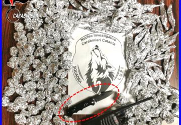 Catania, per evitare le manette tira fuori dalla tasca un coltello a serramanico: arresto dei &ldquo;Lupi&rdquo;