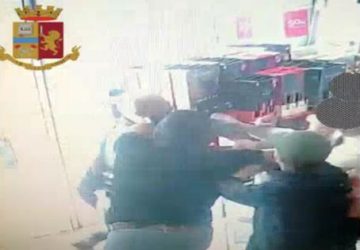 Ultras del Catania ruba in autogrill e picchia il direttore: arrestato VIDEO