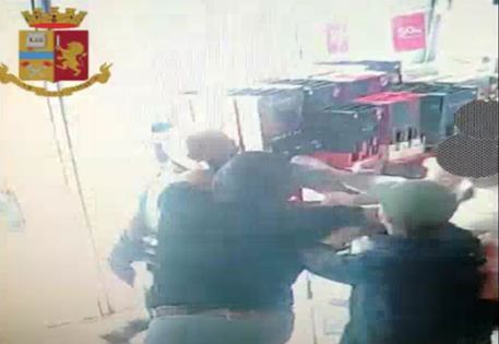 Ultras del Catania ruba in autogrill e picchia il direttore: arrestato VIDEO