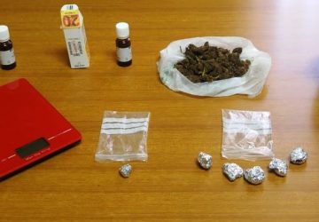 Ramacca, ai domiciliari continuava a spacciare