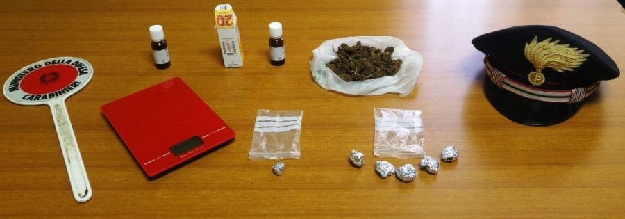 Ramacca, ai domiciliari continuava a spacciare