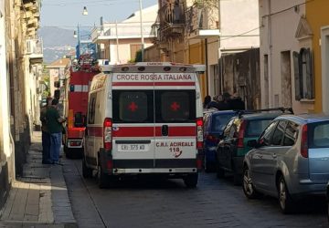 Riposto, donna accusa malore in casa: soccorsa da Vigili del fuoco e 118