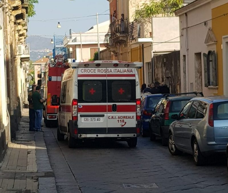 Riposto, donna accusa malore in casa: soccorsa da Vigili del fuoco e 118