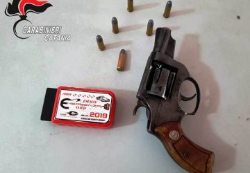 Acireale, nascondeva in officina un revolver clandestino e un marchingegno utilizzato dai ladri d&rsquo;auto: meccanico in manette