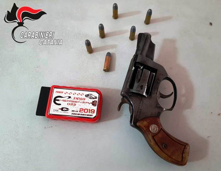 Acireale, nascondeva in officina un revolver clandestino e un marchingegno utilizzato dai ladri d’auto: meccanico in manette