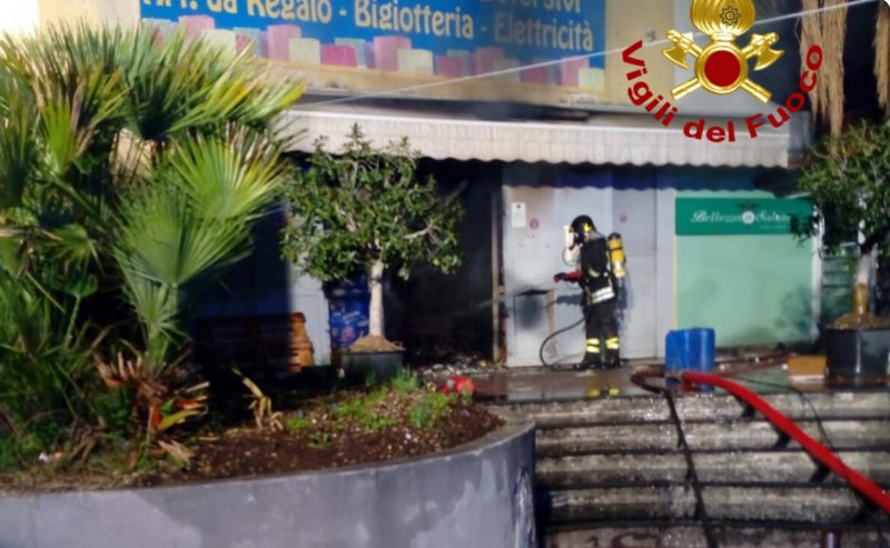 Catania, a fuoco negozio cinese sul viale Vittorio Veneto