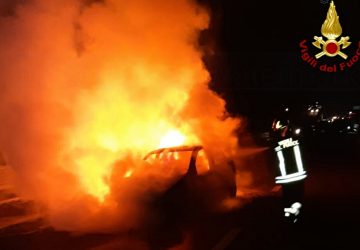 Giarre, incendio distrugge un'auto all'interno di una concessionaria