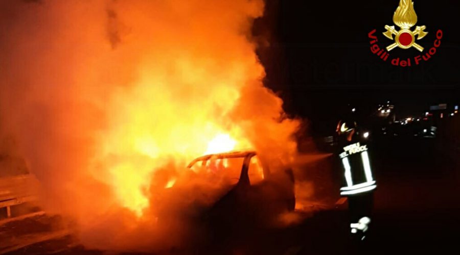 Giarre, incendio distrugge un’auto all’interno di una concessionaria