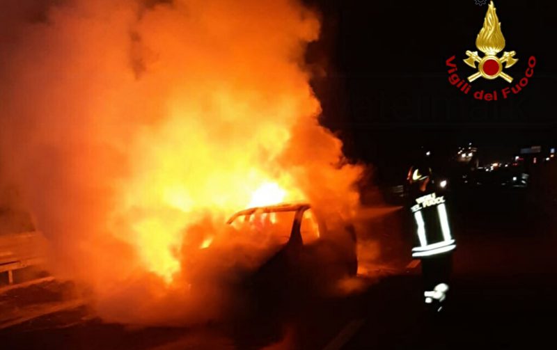 Giarre, incendio distrugge un’auto all’interno di una concessionaria