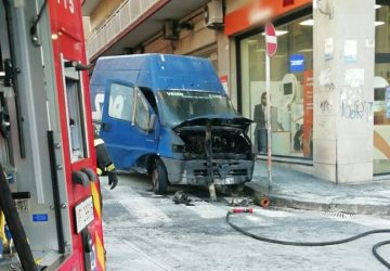 Catania, in fiamme furgone in via Firenze: intervento dei Vigili del fuoco