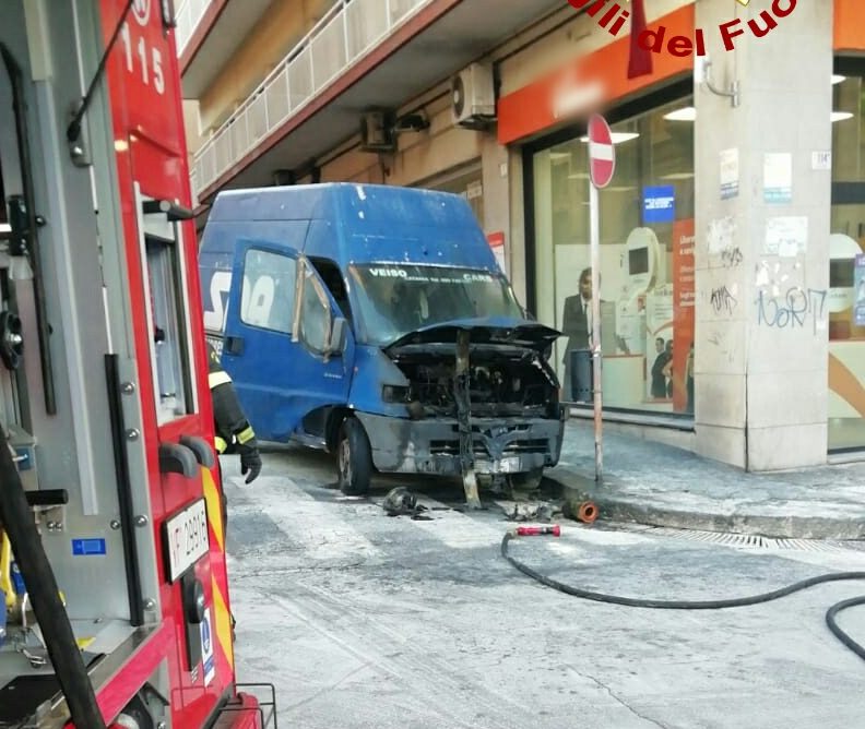Catania, in fiamme furgone in via Firenze: intervento dei Vigili del fuoco