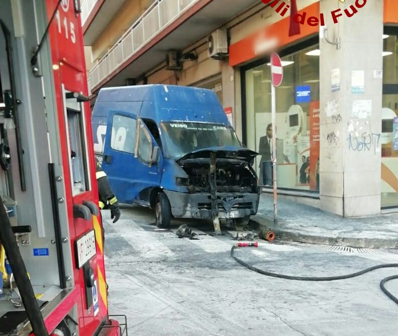 Catania, in fiamme furgone in via Firenze: intervento dei Vigili del fuoco