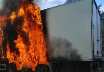 A18, in fiamme mezzo pesante. Lunghe file in direzione di Catania