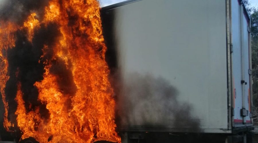 A18, in fiamme mezzo pesante. Lunghe file in direzione di Catania