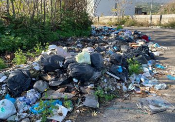 Giarre, bomba ecologica nell&rsquo;area commerciale di corso Messina