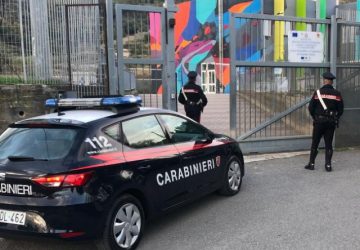 Giardini Naxos, si introducono nel Liceo Scientifico per svaligiare i distributori di bibite: arrestati