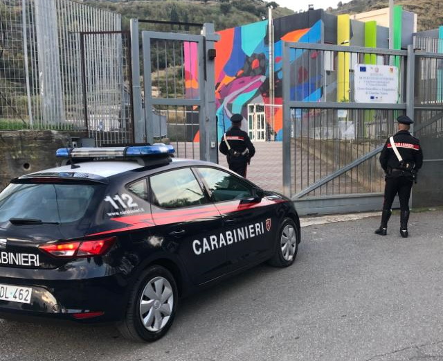Giardini Naxos, si introducono nel Liceo Scientifico per svaligiare i distributori di bibite: arrestati