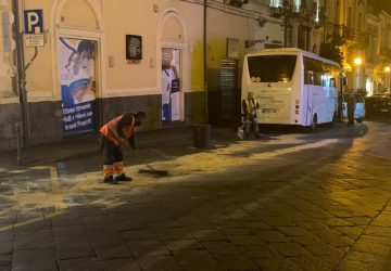 Giarre, autobus perde olio in corso Italia rendendolo off limits